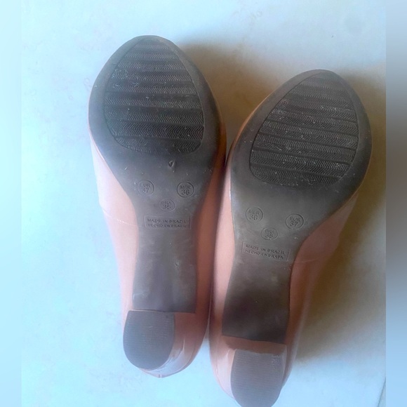 3.5” heel pumps, juts like new, used very few times - Picture 3 of 4